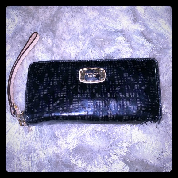 Michael Kors Handbags - Michael kors MK Wristlet authentic